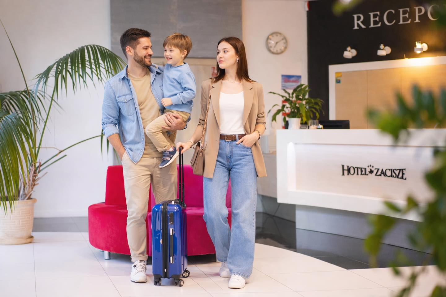 Rodzina przy recepcji Hotelu Zacisze
